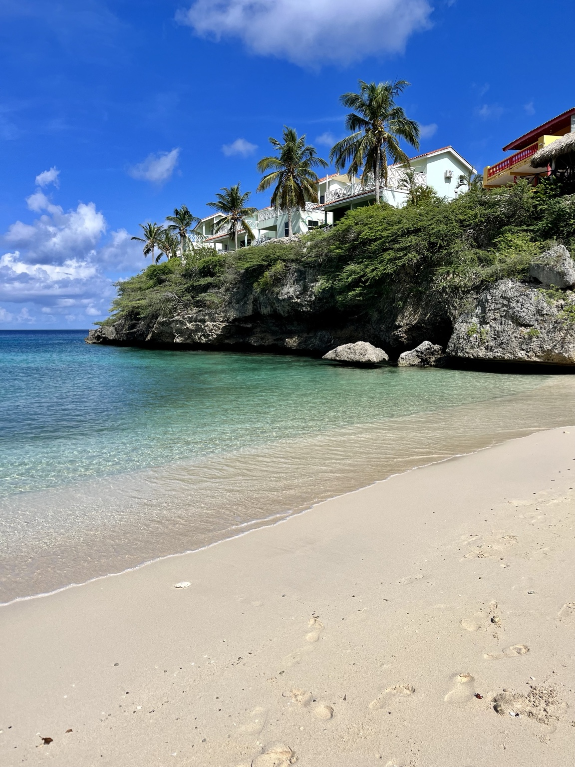 De beschutte baai en het heldere water van Playa Lagun